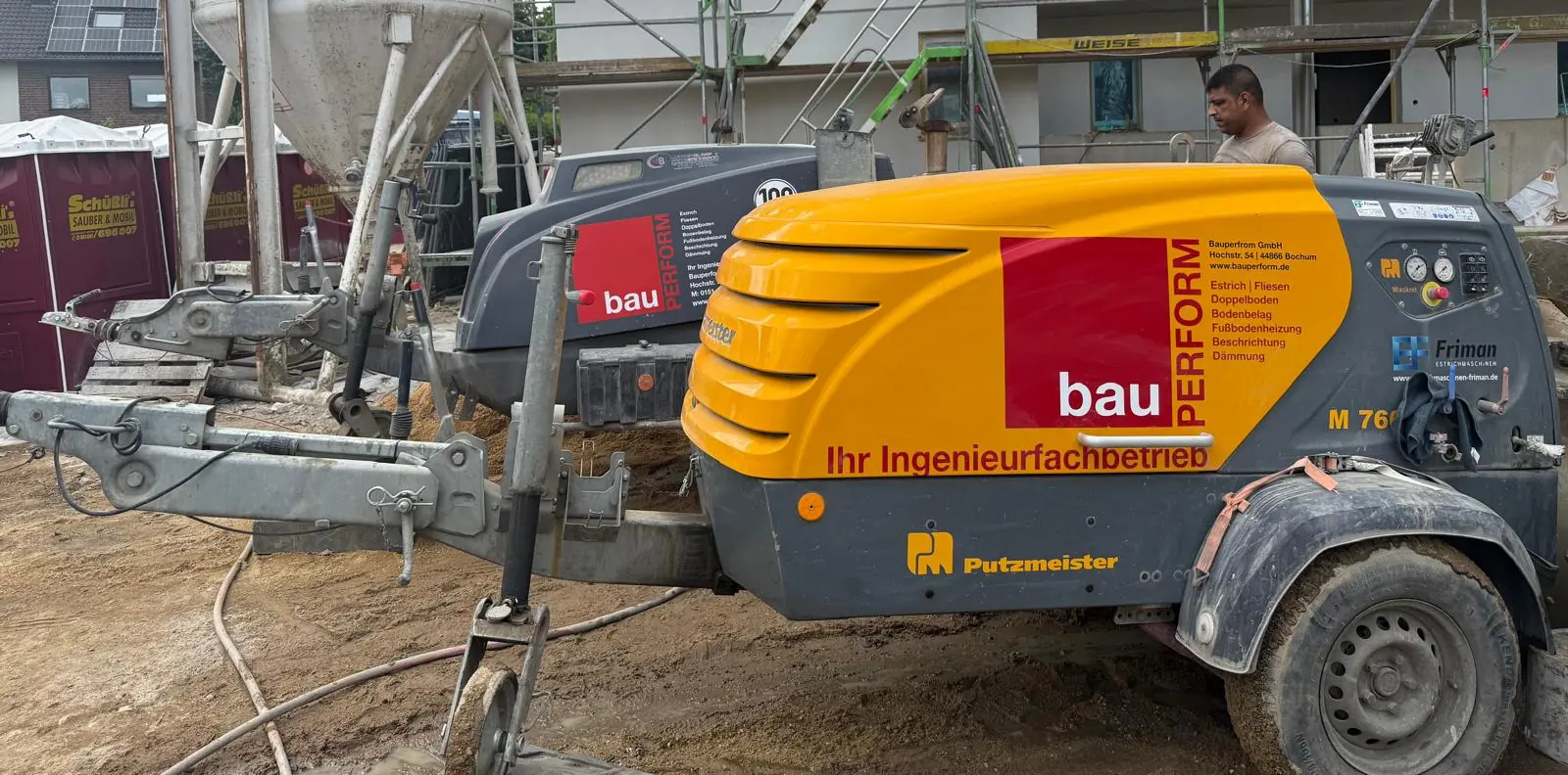 Bindemittelsilo und Estrichpumpe von BauPerform auf der Baustelle
