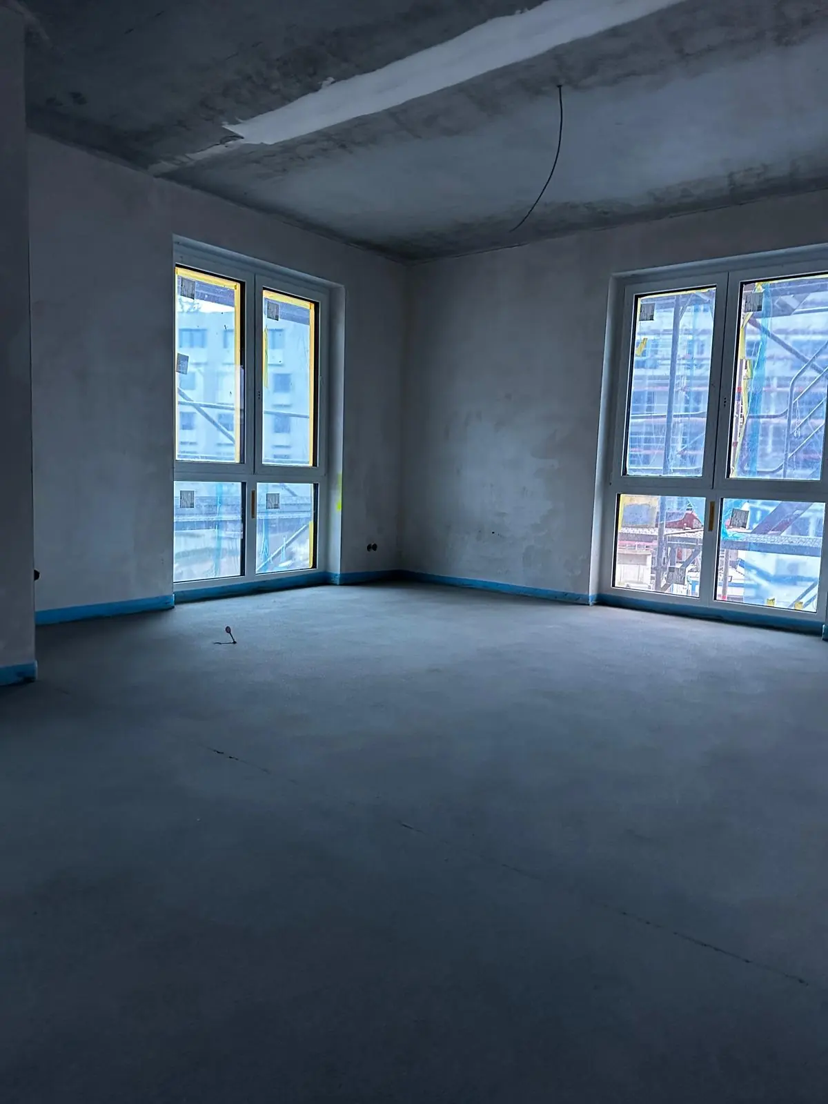 Fertig eingebaute Estrichfläche in einer Wohnung mit Randdämmstreifen