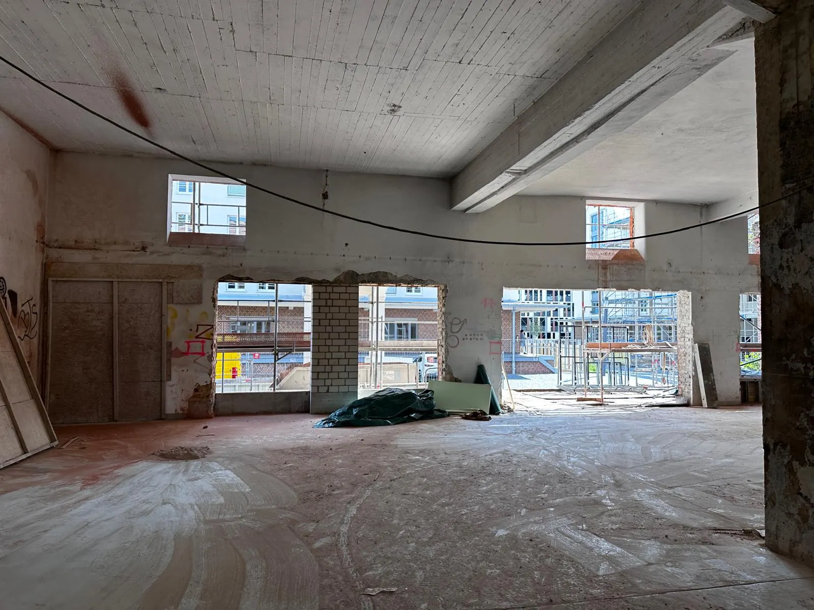 Halle im Bestand mit geöffneten Wandausschnitten