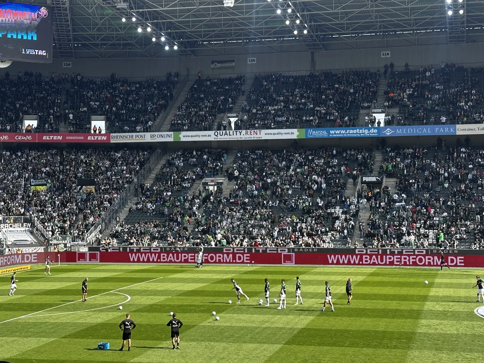 Bandenwerbung mit der Adresse bauperform.de im Borussia-Park